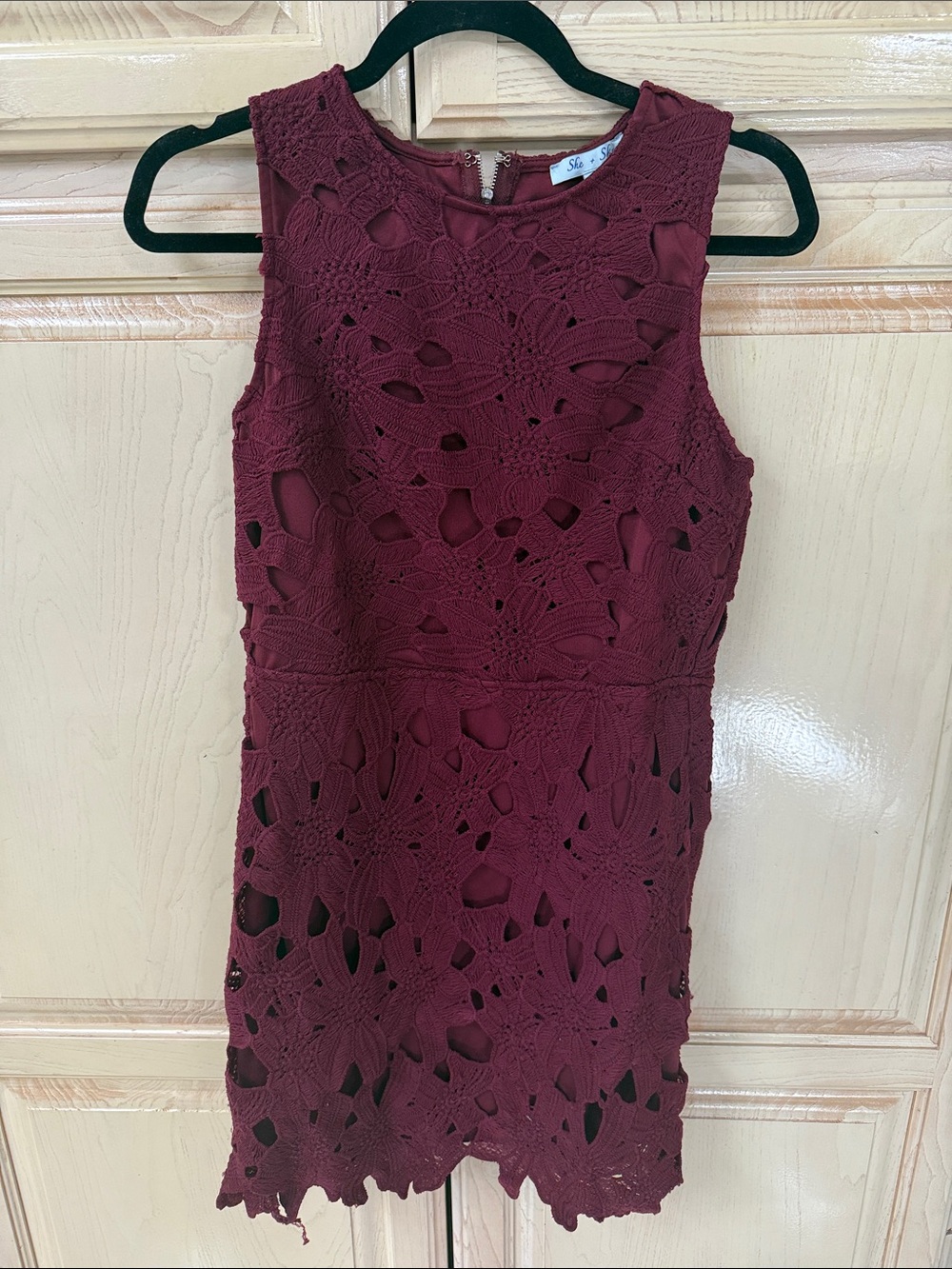 Sleeveless Lace Overlay Shift Dress in Wine